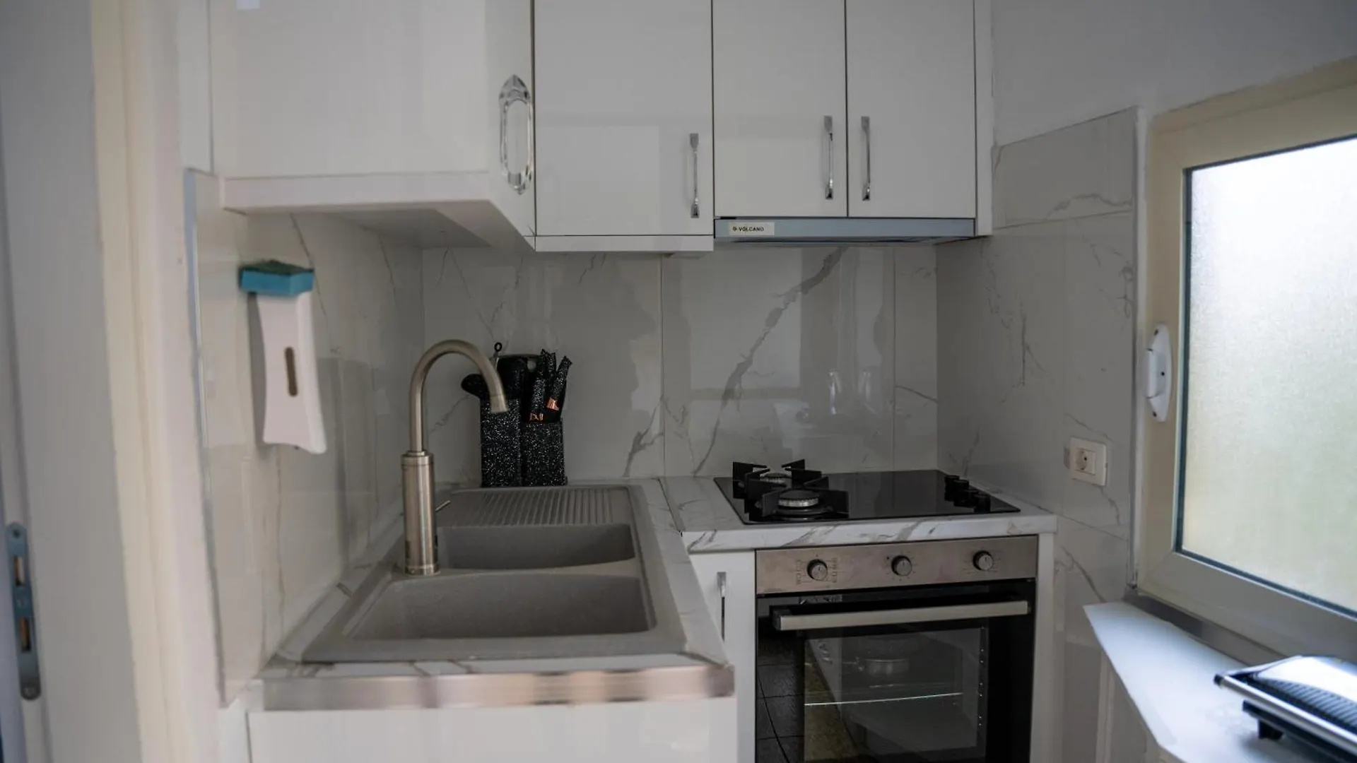 Central Loft Near Olympic Park ティラナ